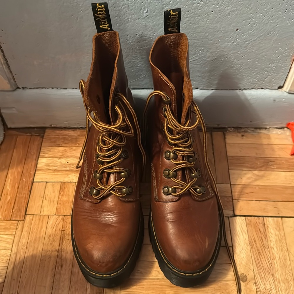 Doc Martens LEONA WOMEN'S FARRIER LEATHER HEELED BOOTS